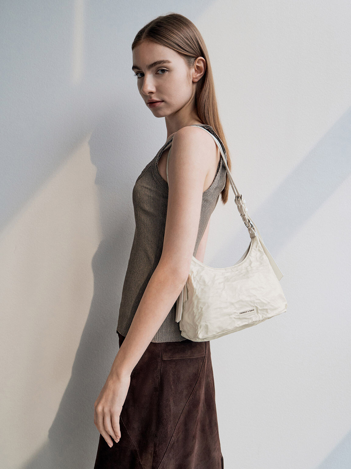 Bolso hobo Lark con efecto arrugado, Crema, hi-res