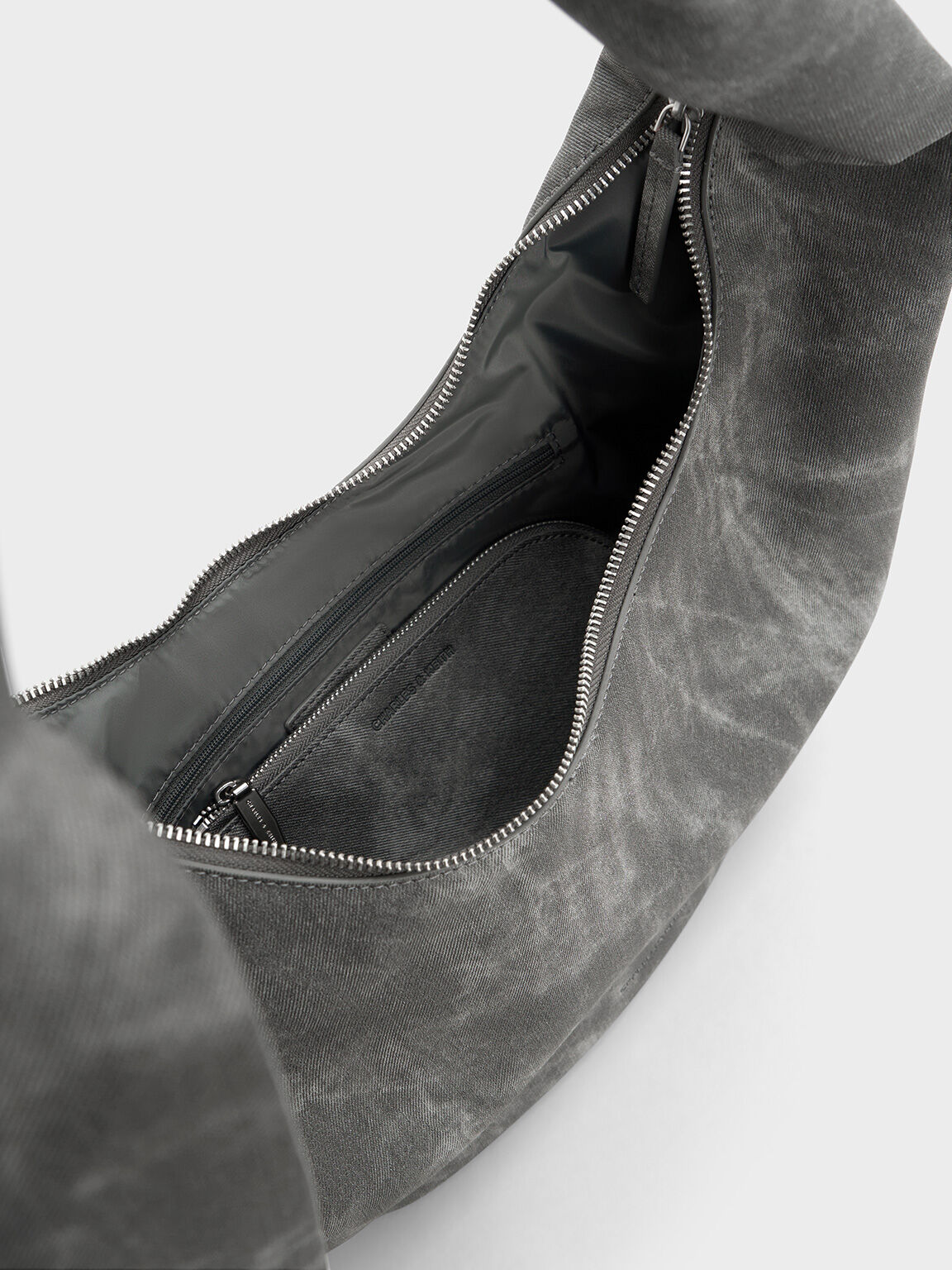 Bolso hobo curvo Toni de denim con detalles de nudos, Gris oscuro, hi-res