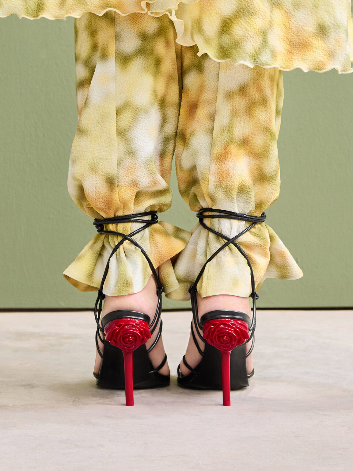 Sandalias de tiras Flor con tacón de rosa, Negro pulido, hi-res