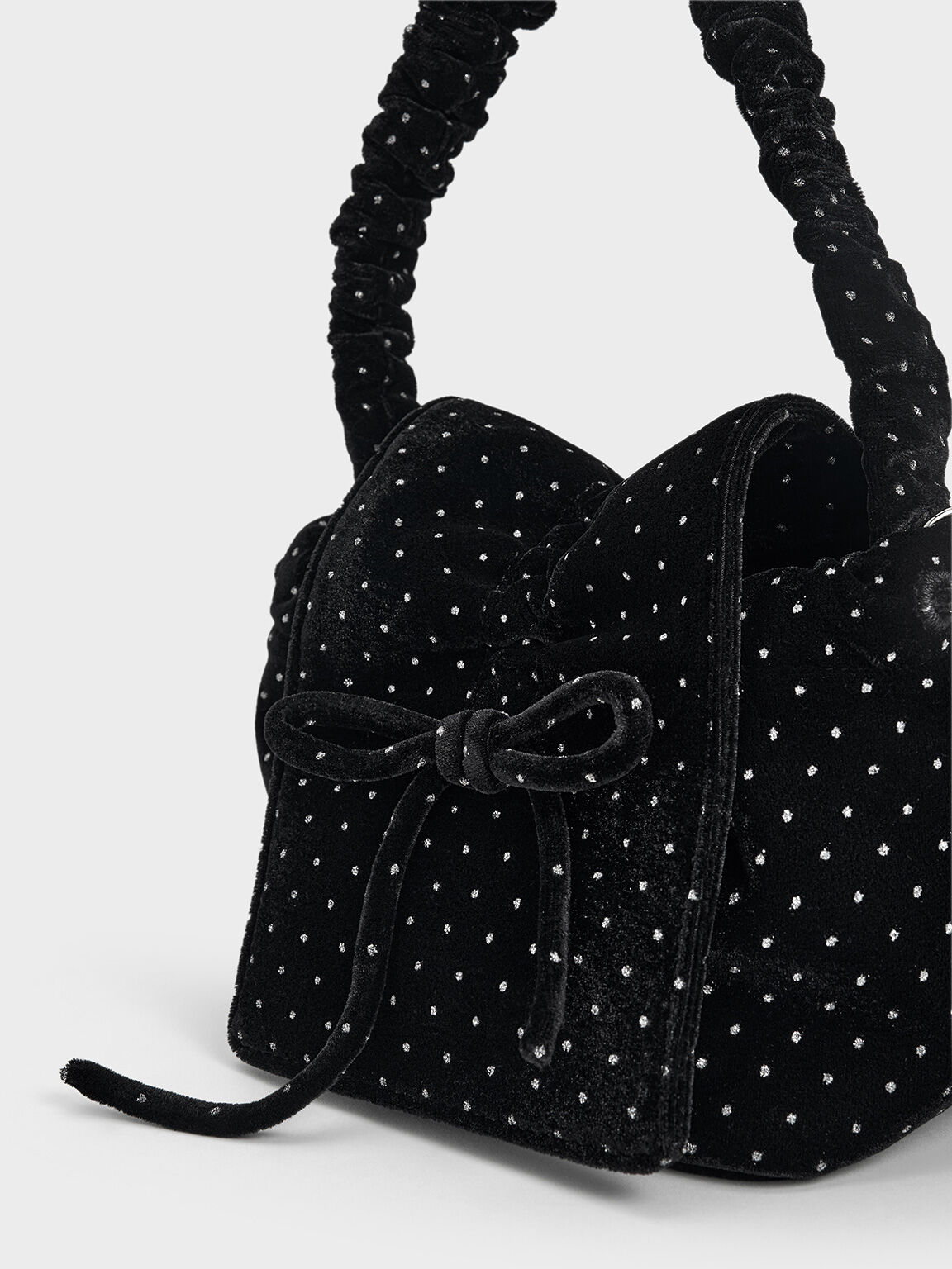 Bolso de lunares en terciopelo con asa superior arrugada y lazo, Negro texturizado, hi-res