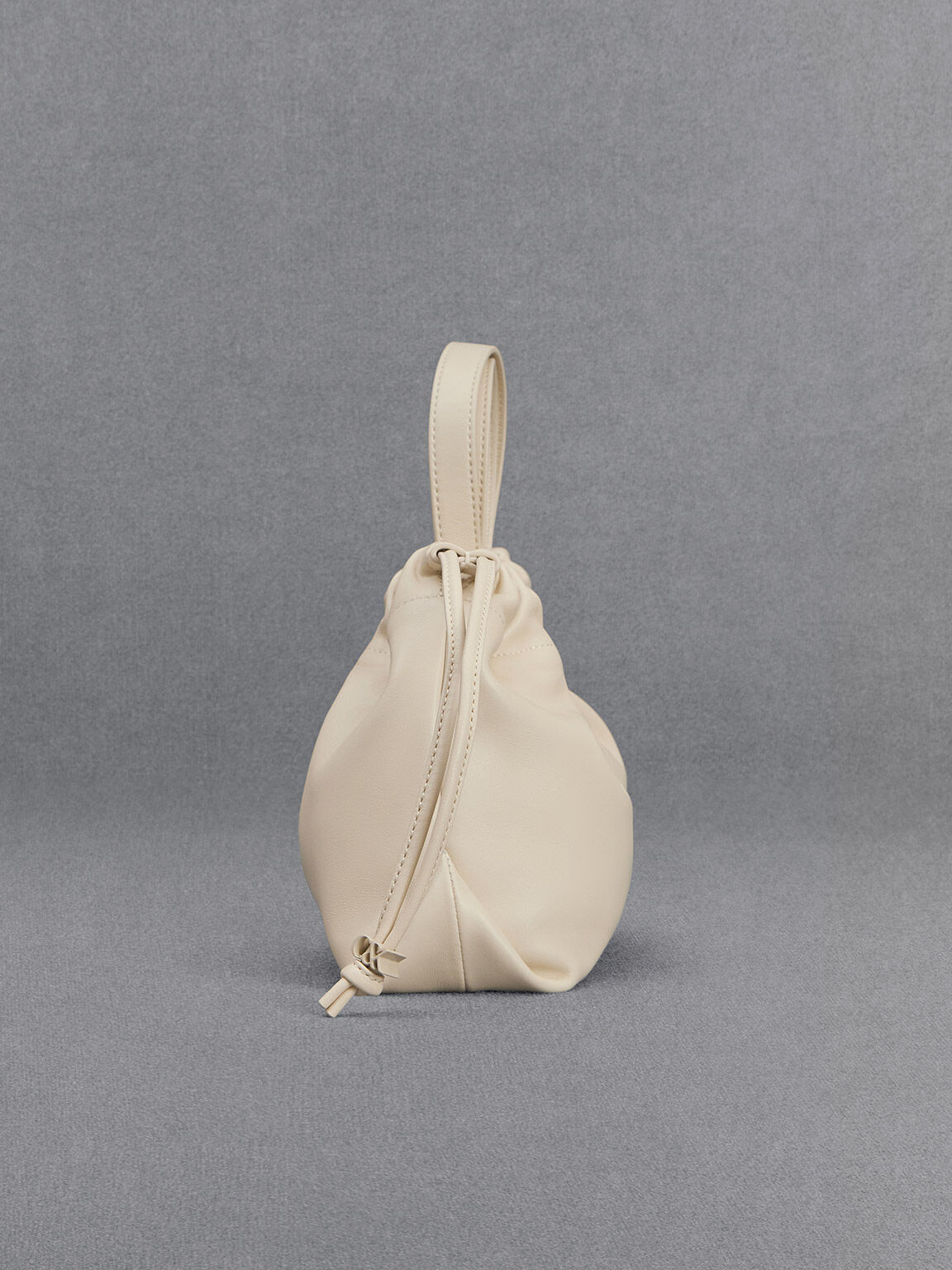 Bolso de cuero efecto arrugado con cordón, Blanco tiza, hi-res