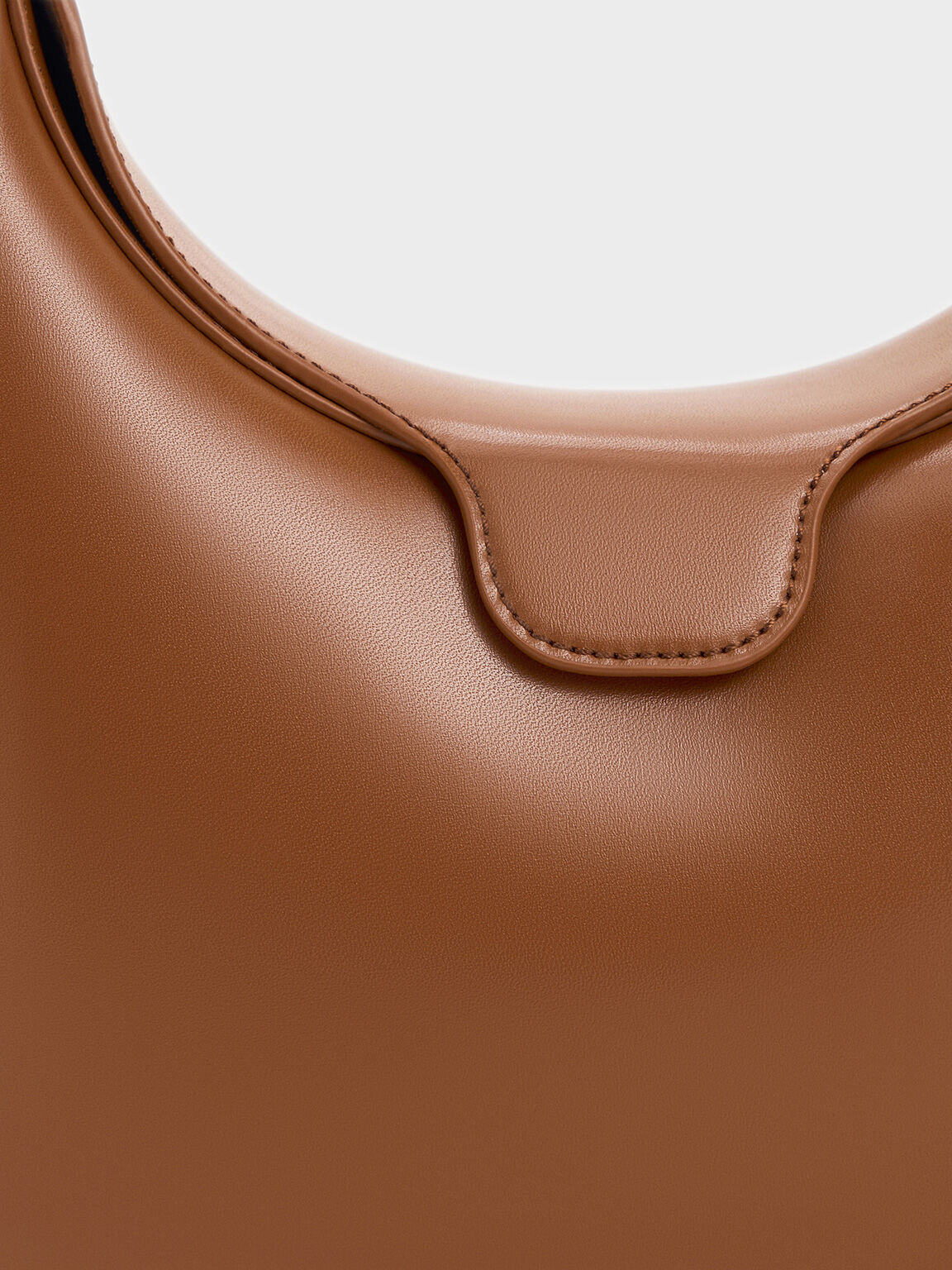 Bolso Kora tipo luna con detalles metálicos, Marrón chocolate, hi-res