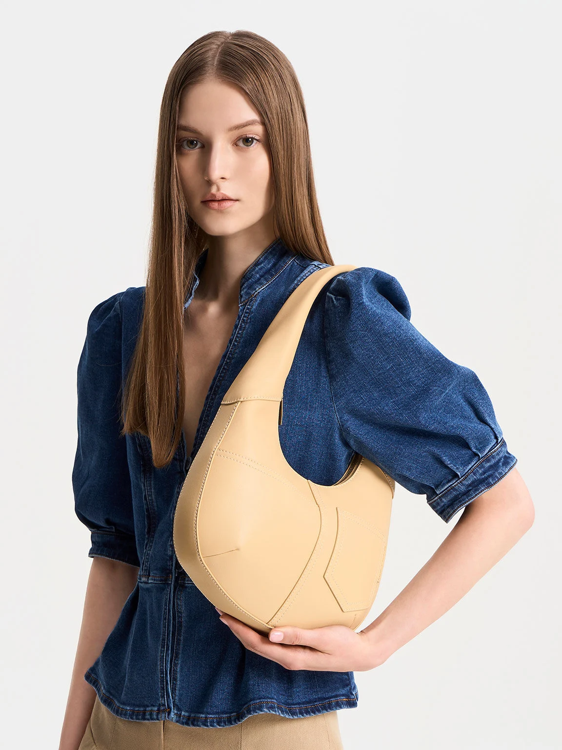 Bolso hobo Anthea curvo con puntadas en contraste - Beige - CHARLES & KEITH