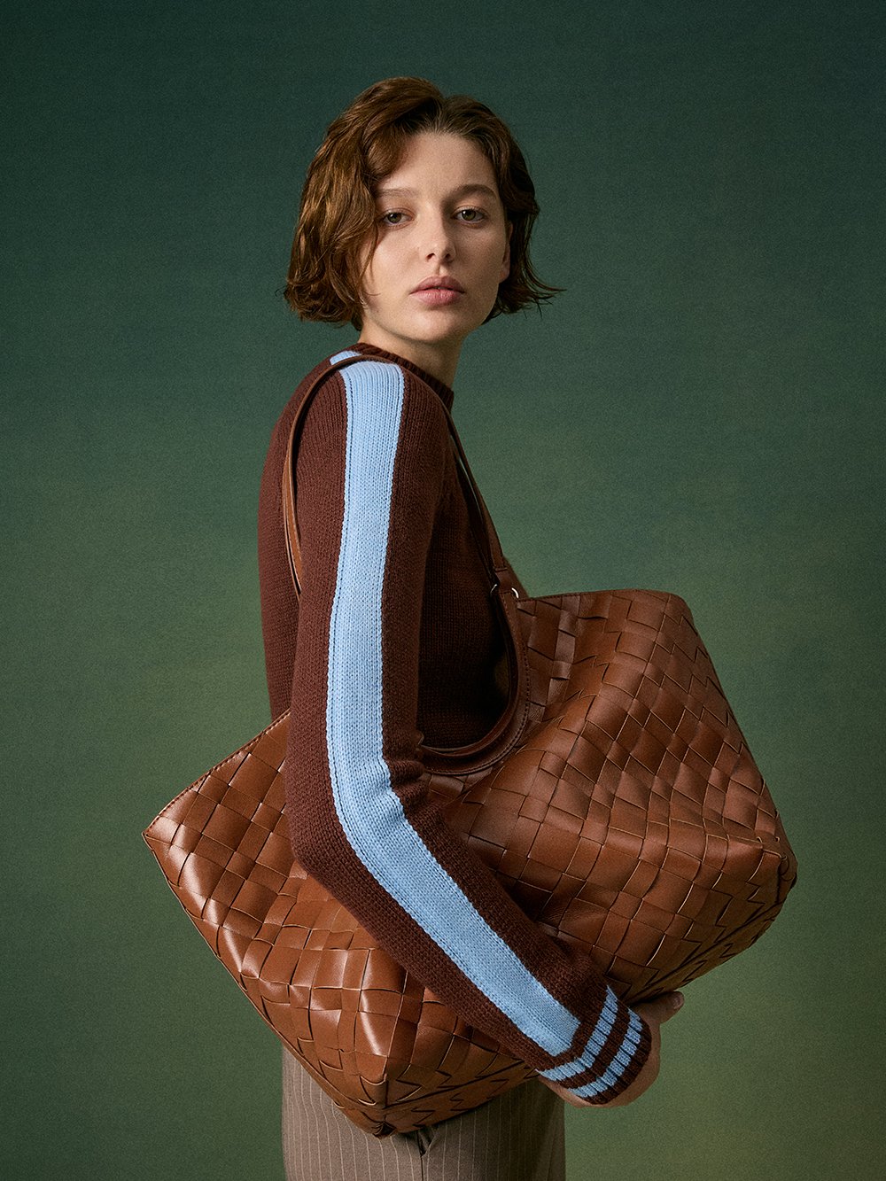 Bolso de hombro entrelazado color chocolate Ivette y Tote bag entrelazado color chocolate Ivette - CHARLES & KEITH