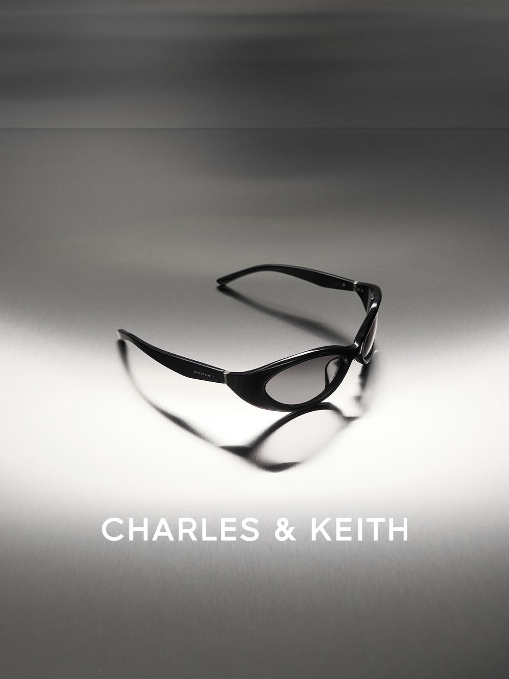 Eden Oval Sports Sunglasses in black - CHARLES & KEITH