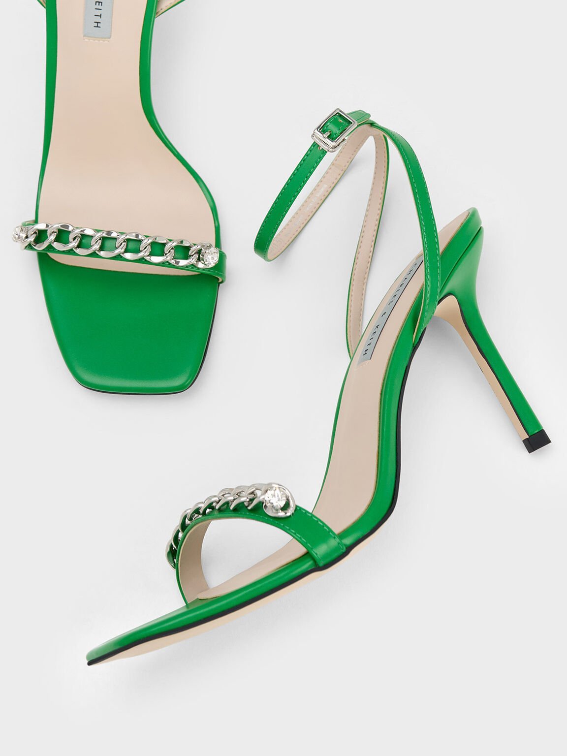Sandalias de tacón con correa al tobillo y detalle de cadena en verde - CHARLES & KEITH