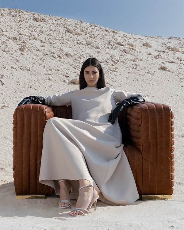 Sandales en satin blanc à talon asymétrique et ornement cristal pour femme