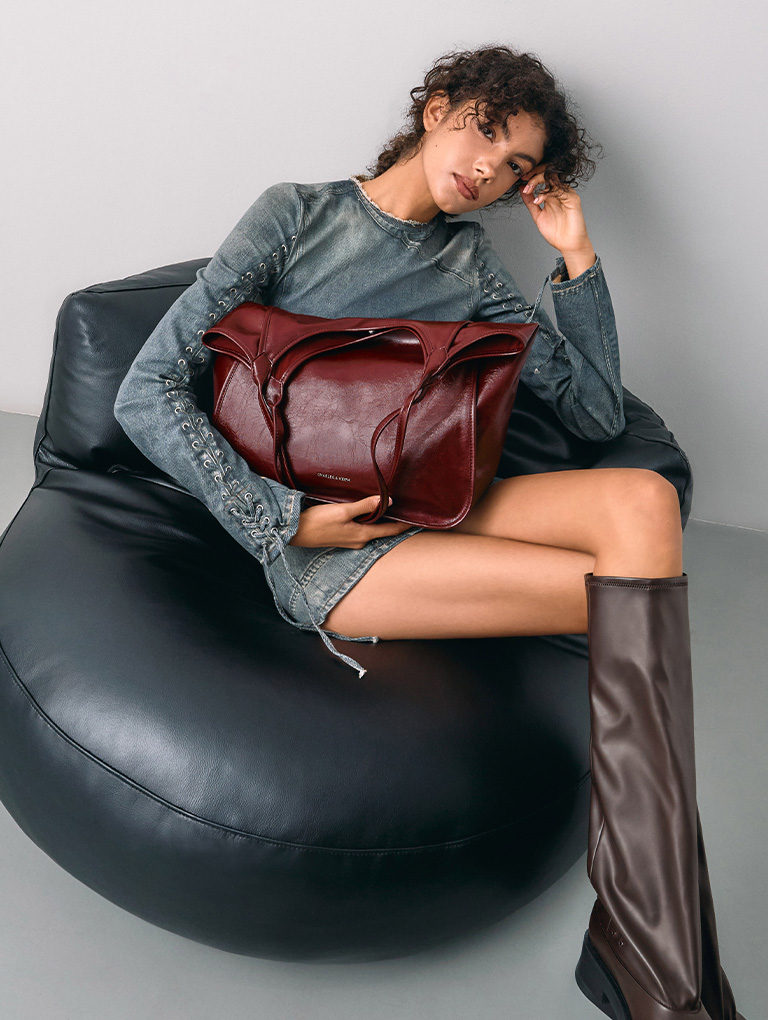 Women’s Sianna crinkle-effect slouchy tote bag in burgundy - CHARLES & KEITH