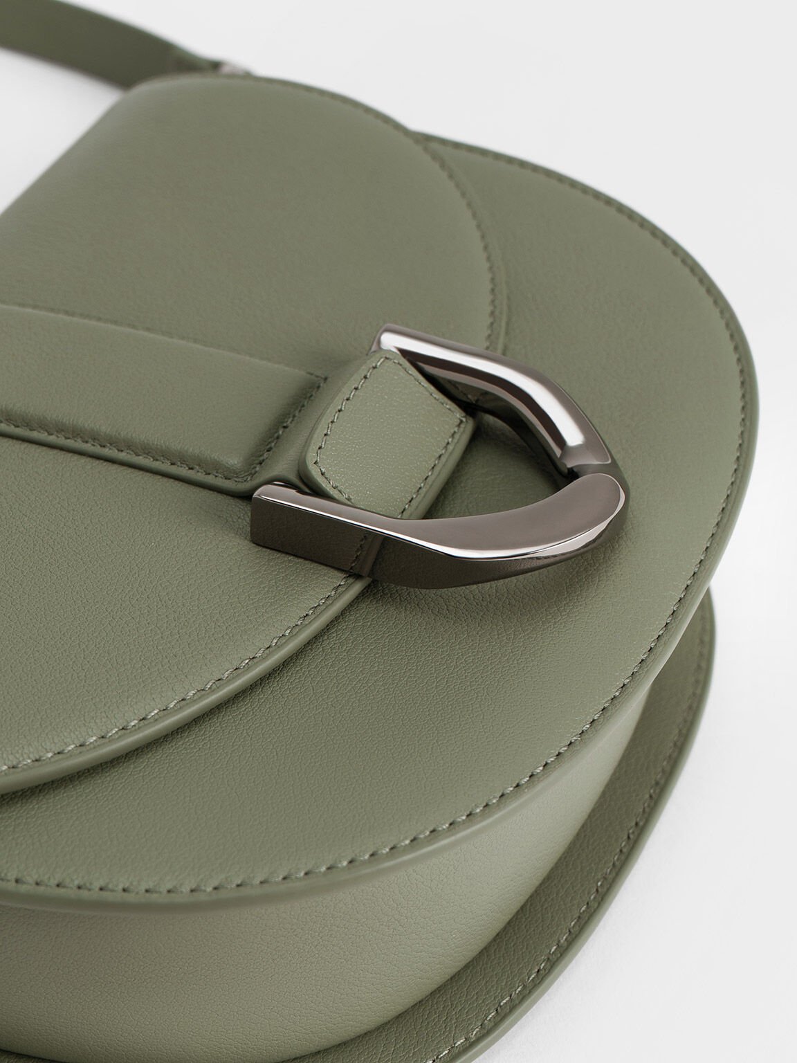 Bolso saddle Gabine de cuero en verde salvia - CHARLES & KEITH