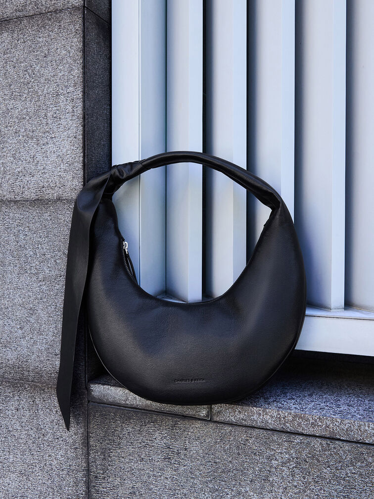 Mini bolso hobo Toni anudado tipo media luna en negro para mujer - CHARLES & KEITH 