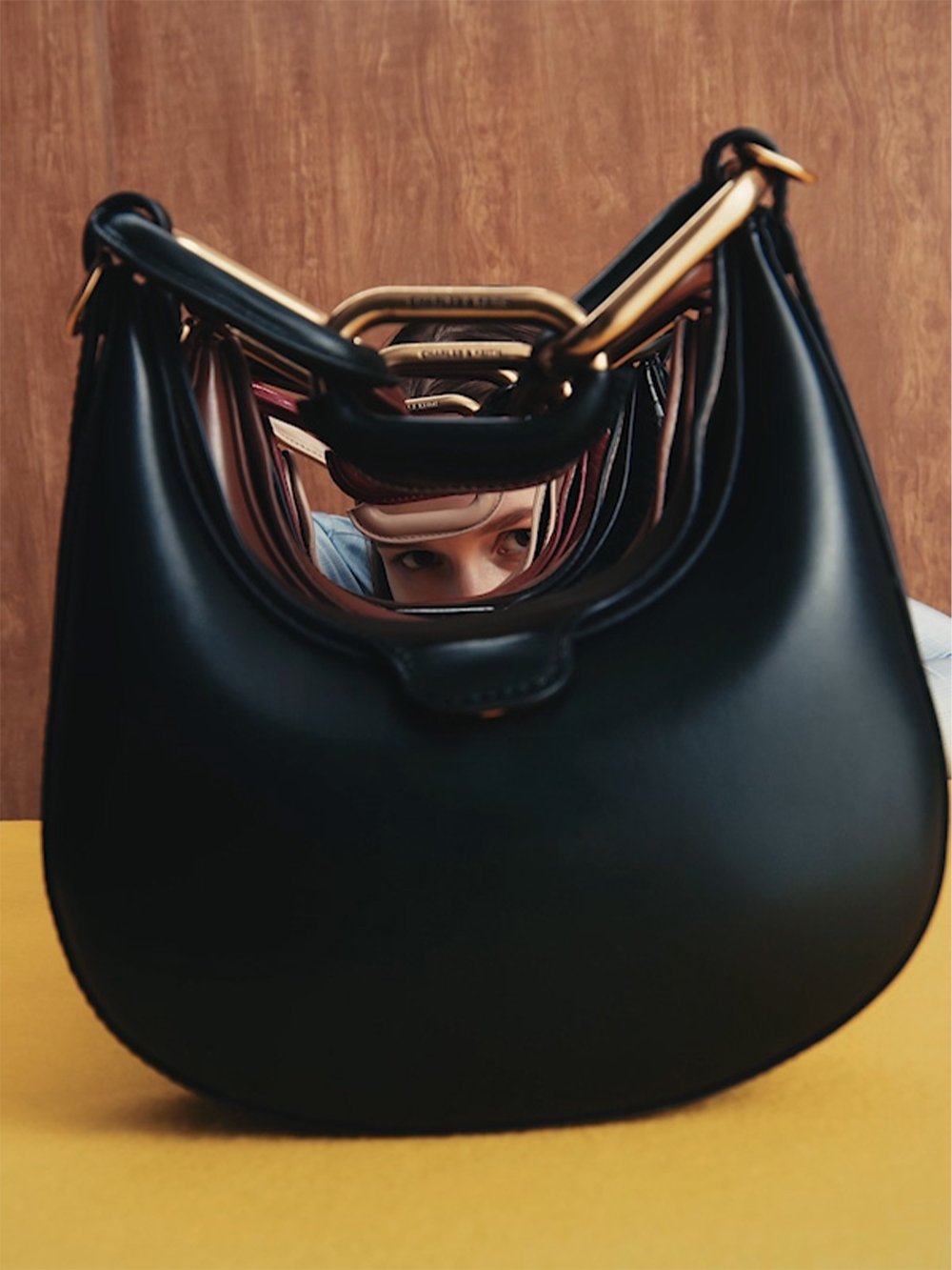 Mini bolso Kora tipo luna con cadena en chocolate y negro para mujer y mini bolso Kora tipo luna de efecto cocodrilo con cadena en negro y rojo carmesí  - CHARLES & KEITH